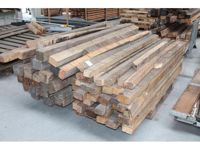 Balkhout in diverse uitvoeringen op 3 pallets. lengte ca. 2 - 2,5 meter. - afbeelding 1 van  3