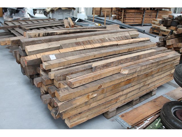 Balkhout in diverse uitvoeringen op 3 pallets. lengte ca. 2 - 2,5 meter. - afbeelding 2 van  3