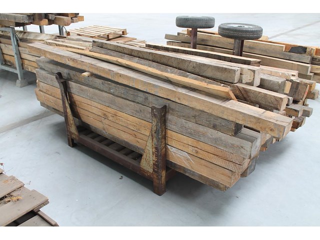 Balkhout in diverse uitvoeringen op 3 pallets. lengte ca. 2 - 2,5 meter. - afbeelding 3 van  3