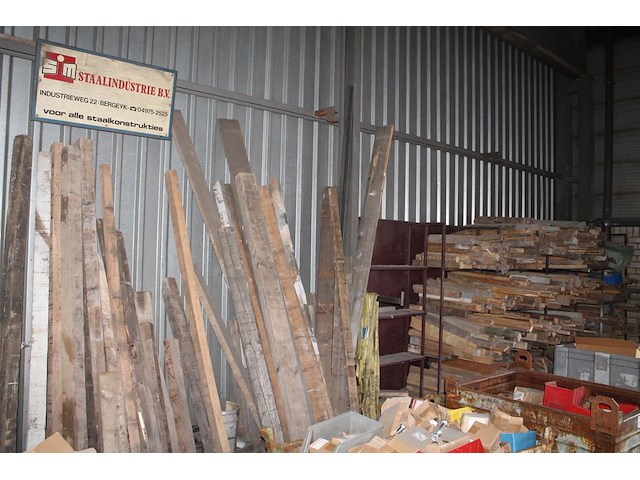 Balkhout tegen wand in en stelling. let op: exclusief stelling. - afbeelding 1 van  3
