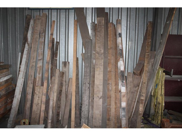 Balkhout tegen wand in en stelling. let op: exclusief stelling. - afbeelding 2 van  3