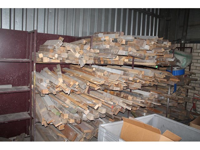 Balkhout tegen wand in en stelling. let op: exclusief stelling. - afbeelding 3 van  3