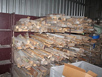 Balkhout tegen wand in en stelling. let op: exclusief stelling. - afbeelding 3 van  3