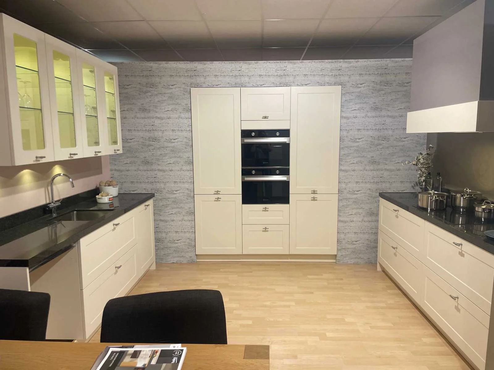(showroom)keukens, keukenapparatuur en meubelen
