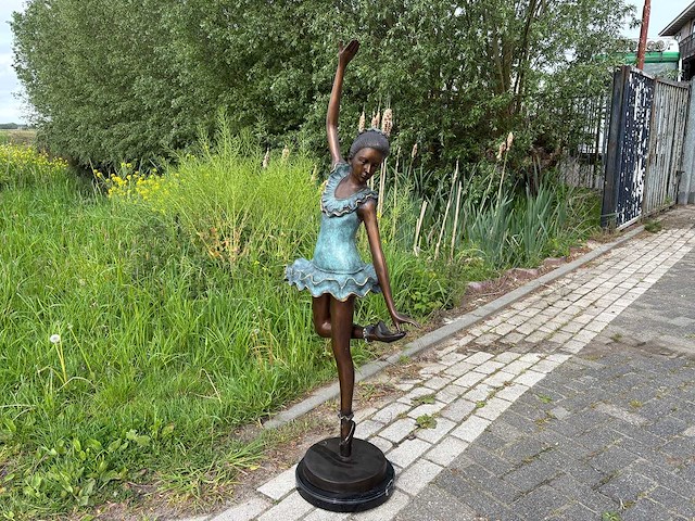 Ballerina 142 cm hoog - afbeelding 1 van  3