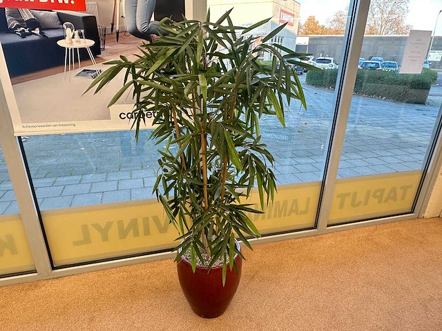 Bamboe kunstplant in stenen pot - afbeelding 1 van  2