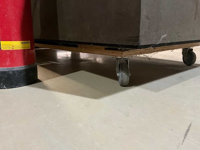 Bamboe stokken in verrijdbare presentatie bak - afbeelding 4 van  4