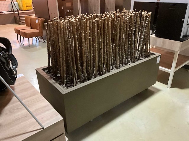 Bamboe stokken in verrijdbare presentatie bak - afbeelding 2 van  5