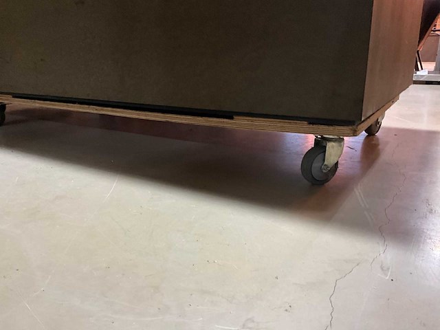 Bamboe stokken in verrijdbare presentatie bak - afbeelding 5 van  5