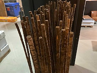 Bamboe stokken in verrijdbare presentatie bak - afbeelding 2 van  4