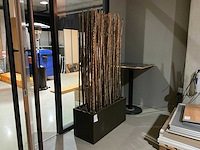 Bamboe stokken in verrijdbare presentatie bak - afbeelding 1 van  4