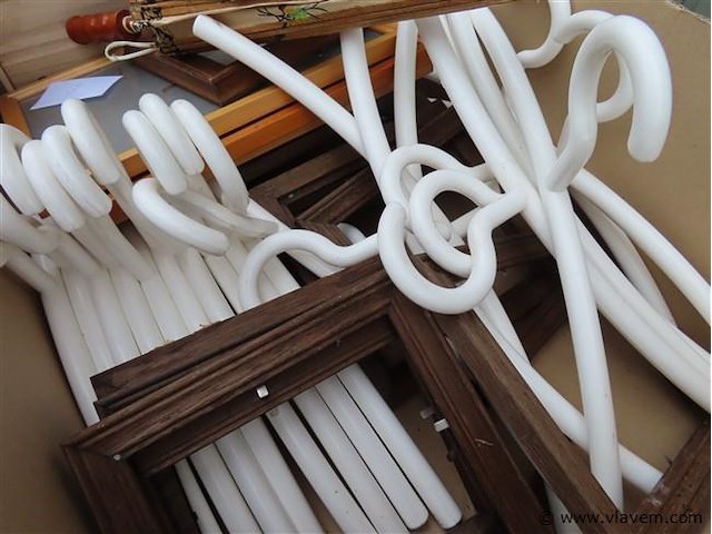 Bananendoos oa kaders en kleerhangers - afbeelding 3 van  3