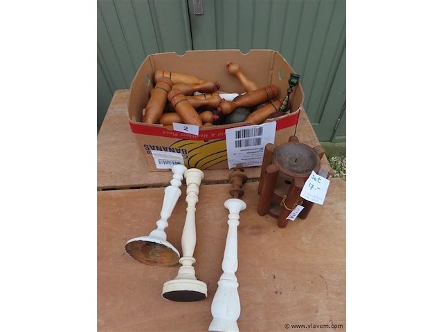 Bananendoos oa. kegels, bollen, kandelaars enz…. - afbeelding 1 van  3