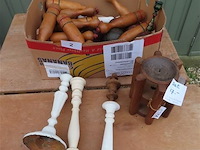 Bananendoos oa. kegels, bollen, kandelaars enz…. - afbeelding 1 van  3