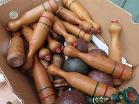 Bananendoos oa. kegels, bollen, kandelaars enz…. - afbeelding 2 van  3