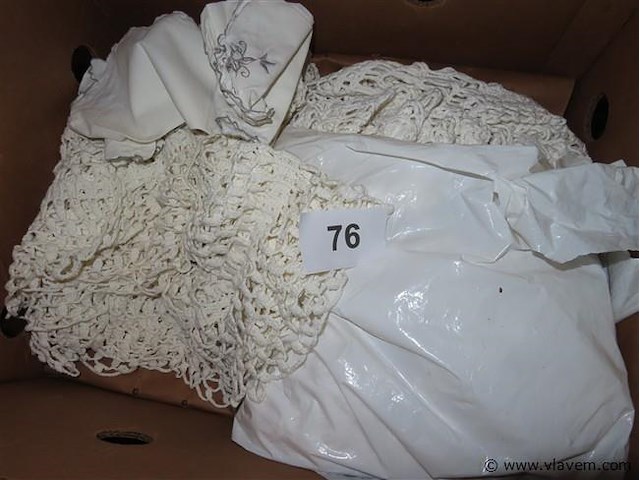 Bananendoos textiel, spreien, tafellinnen enz… - afbeelding 2 van  6