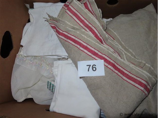 Bananendoos textiel, spreien, tafellinnen enz… - afbeelding 3 van  6