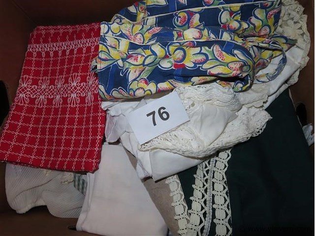 Bananendoos textiel, spreien, tafellinnen enz… - afbeelding 4 van  6