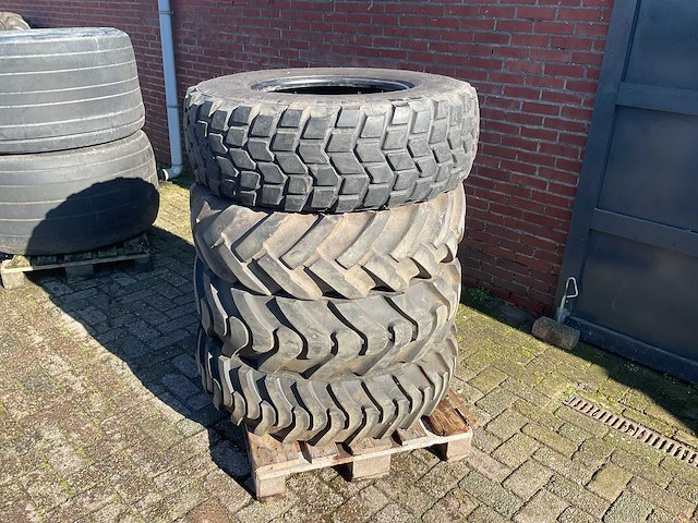 Banden 12.5 r20 (4x) - afbeelding 1 van  2