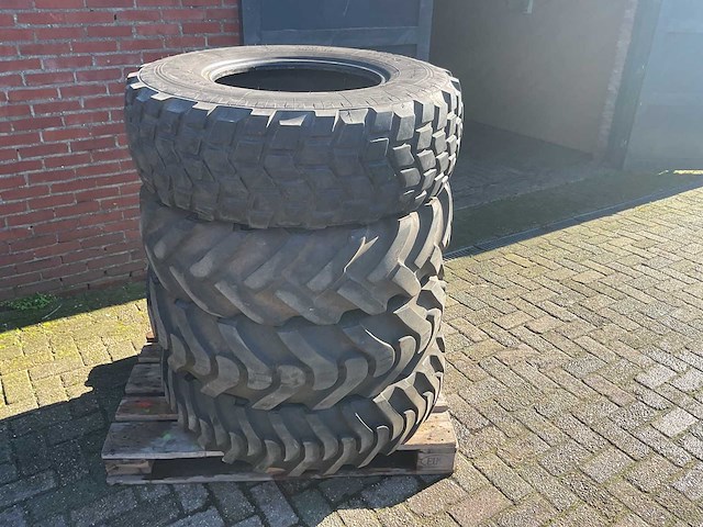 Banden 12.5 r20 (4x) - afbeelding 2 van  3