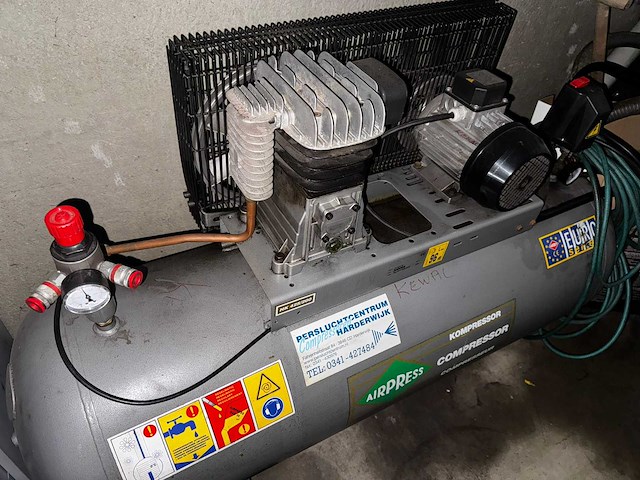 Banden balanceerapparaat en banden wisselapparaat met compressor - afbeelding 9 van  20