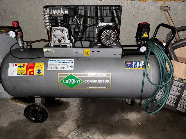 Banden balanceerapparaat en banden wisselapparaat met compressor - afbeelding 11 van  20