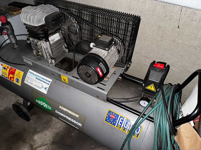 Banden balanceerapparaat en banden wisselapparaat met compressor - afbeelding 13 van  20