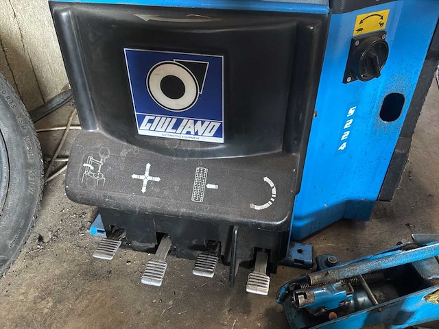 Banden balanceerapparaat en banden wisselapparaat met compressor - afbeelding 19 van  20