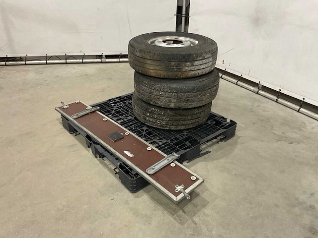 Banden en aanhanger klep - afbeelding 1 van  8