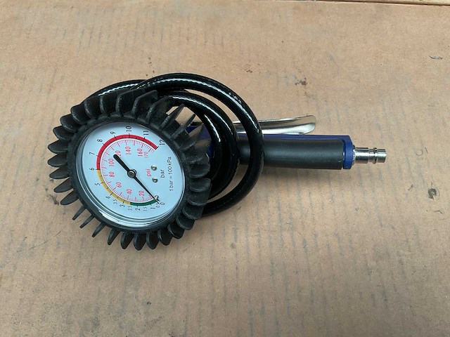 Bandenpomp met manometer - afbeelding 1 van  2