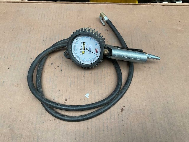 Bandenpomp met manometer - afbeelding 1 van  2