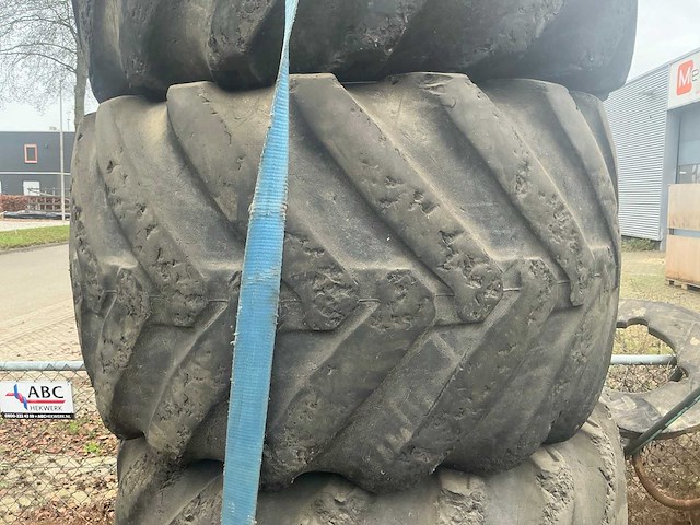 Bandenset voor graafmachine - afbeelding 2 van  5