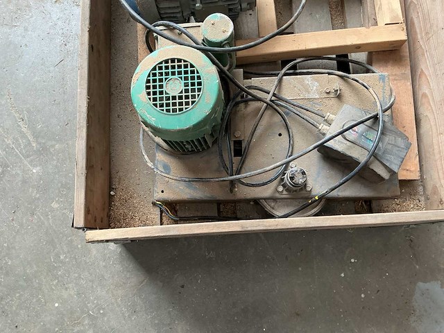 Bandschuurmachine en div electramotoren (4x) - afbeelding 3 van  6