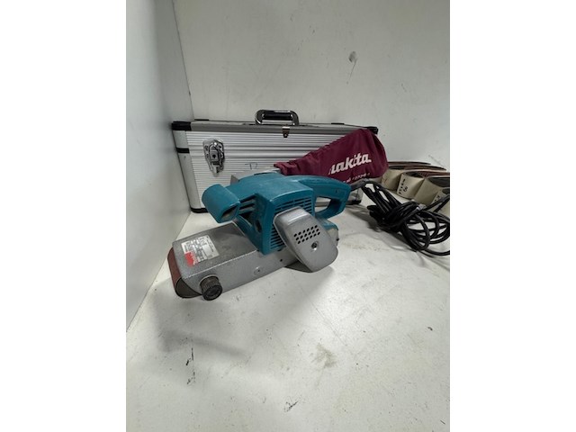 Bandschuurmachine makita, 9924db, met partij schuurbanden - afbeelding 2 van  5