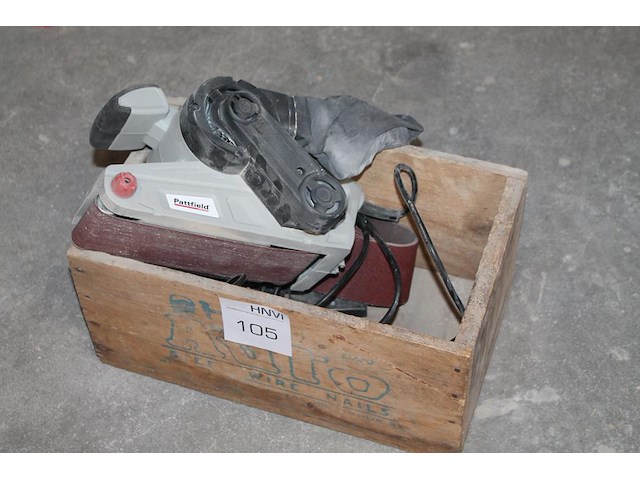 Bandschuurmachine pattfield in houten kist. - afbeelding 1 van  2