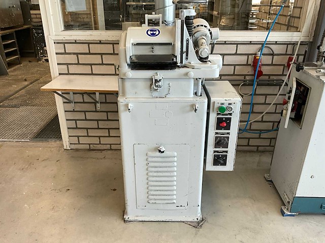Bandschuurmachine voor schoenreparatie v.v. pneumatische klepafzuiging - afbeelding 1 van  6