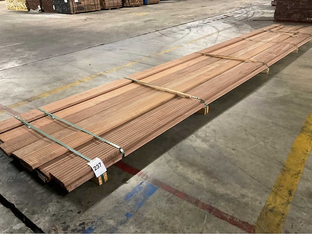 Bangkirai vlonderdelen antislip 20x145 mm (16x) - afbeelding 1 van  4