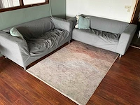Bank (2x) met vloerkleed
