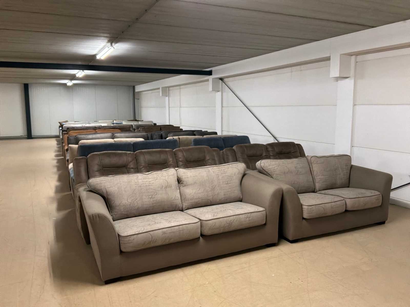 Banken, eetkamertafels, stoelen en woonaccessoires