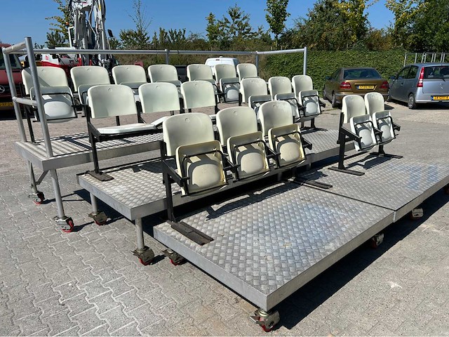 Bankentribune - afbeelding 1 van  12