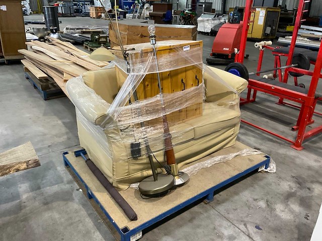 Bankje met lampen en kast - afbeelding 1 van  6