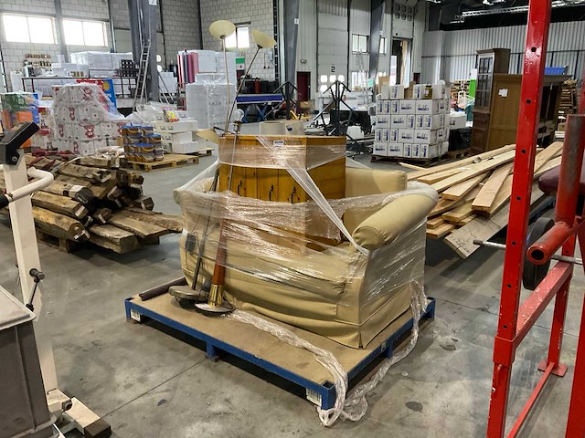 Bankje met lampen en kast - afbeelding 2 van  6