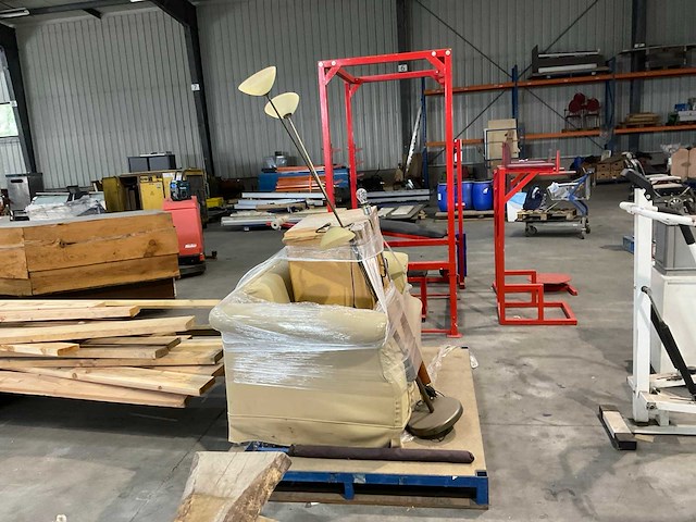 Bankje met lampen en kast - afbeelding 3 van  6