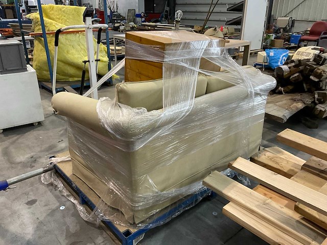 Bankje met lampen en kast - afbeelding 6 van  6