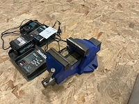 Bankschroef en 2x makita lader - afbeelding 1 van  4