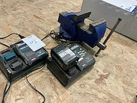 Bankschroef en 2x makita lader - afbeelding 3 van  4
