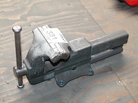 Bankschroef met lengte 43 cm. werkbreedte 13 cm. - afbeelding 1 van  2