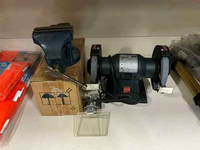 Bankschroeven & tafelslijpmachine (3x) - afbeelding 1 van  4
