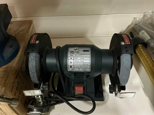Bankschroeven & tafelslijpmachine (3x) - afbeelding 2 van  4