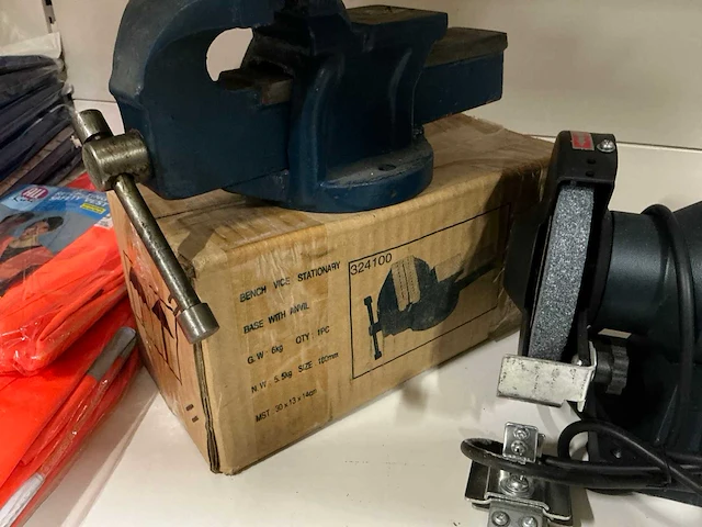 Bankschroeven & tafelslijpmachine (3x) - afbeelding 4 van  4